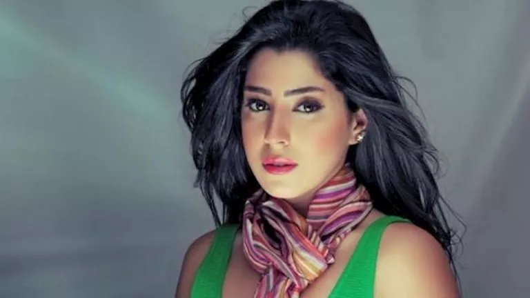 أيتن عامر بإطلالة صيفية أنيقة من اليونان (صورة)