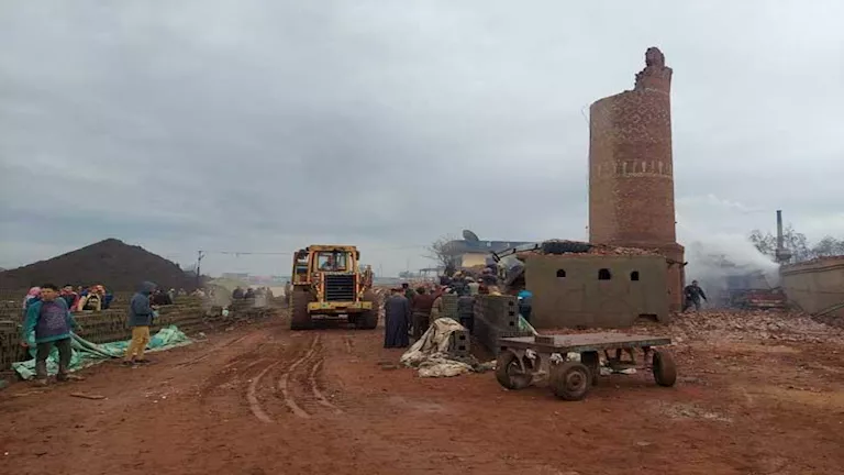 4 قرارات عاجلة من النيابة في انهيار مدخنة مصنع طوب بالصف