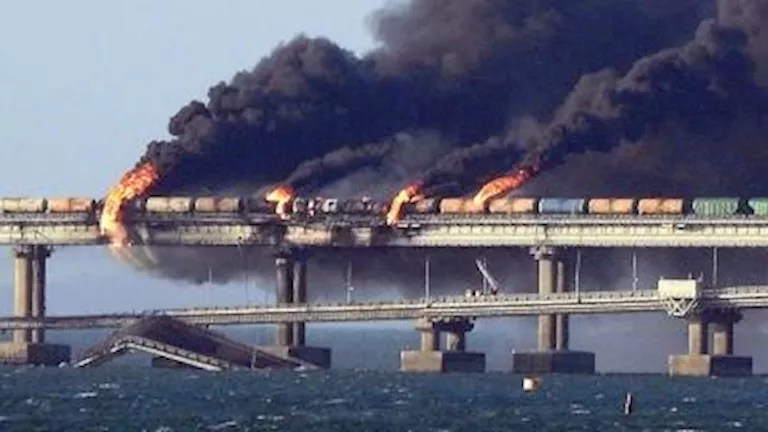 أوكرانيا تعلن تفجير أجزاء من الجسر الرابط بين روسيا والقرم