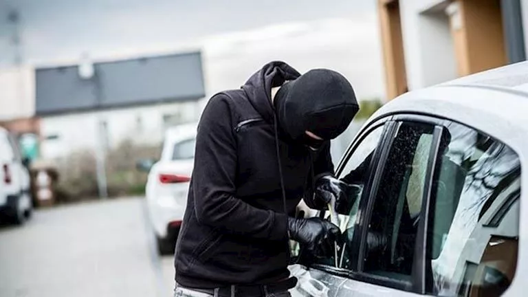 بأسلوب المفتاح المصطنع.. سقوط تشكيل عصابي تخصص في سرقة السيارات بأكتوب