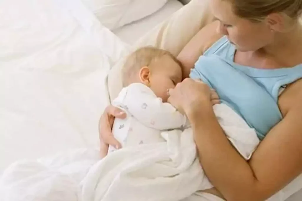 أثارت الجدل.. أم تعترف برضاعة ابنتها حتى عمر الثامنة لهذا السبب الصادم