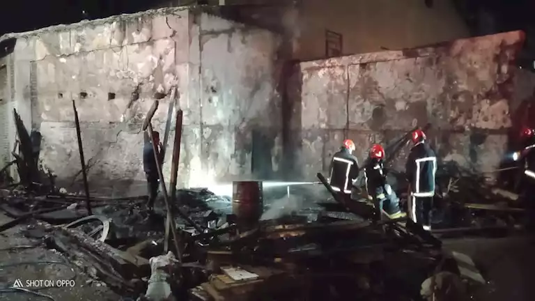 حريق مخلفات كرتون وسيارات قديمة بقطعة أرض بالهرم