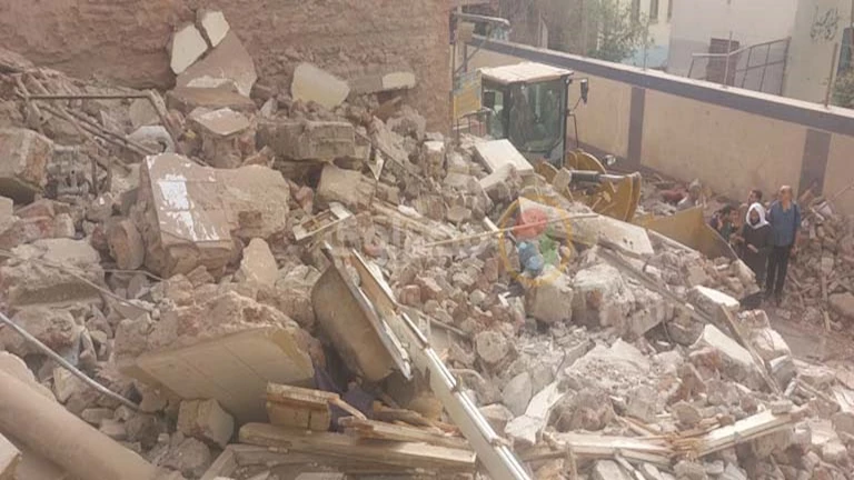 انهيار عقارين وتصدع ثالث بحدائق القبة