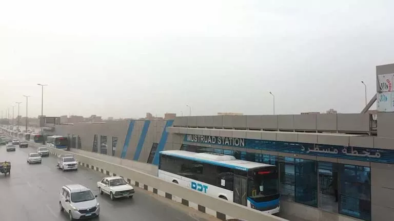 بعد فيديو أثار الجدل.. هل تعاقب المرور متجاوزي مسار الأتوبيس الترددي؟