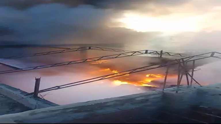 حريق في مخازن بالسلام وتصاعد دخان بحارة اليهود