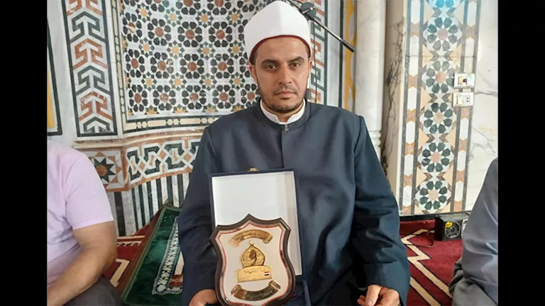 وزير الأوقاف كرمه.. إمام نظف مسجدًا بعد إعياء العامل: تصرفت كما تعلمت