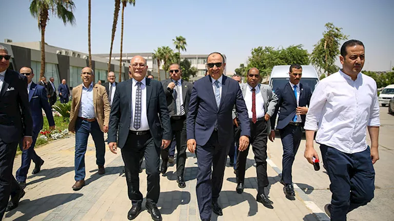 وزير قطاع الأعمال يشهد تسليم دفعة من مركبات “نصر سكاي” إلى جامعة سوهاج