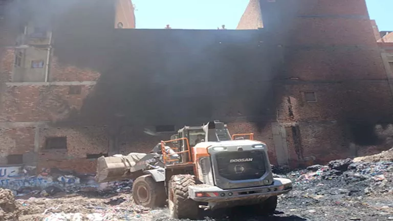 الحماية المدنية تمنع كارثة.. حريق هائل يلتهم مخلفات أقمشة في المحلة