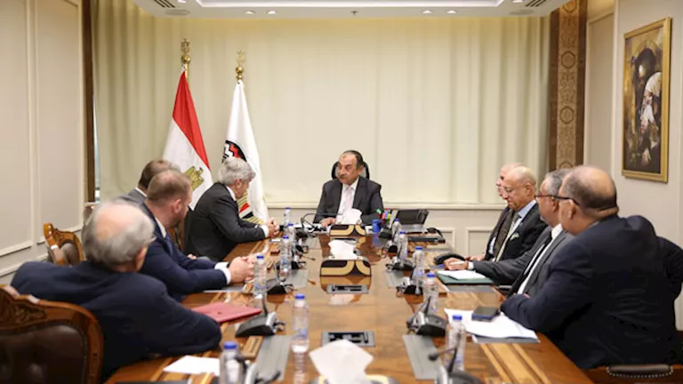 وزير قطاع الأعمال يبحث تطورات مشروع حامض النيتريك