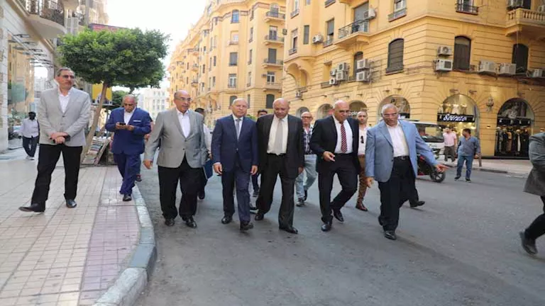 صور.. محافظ القاهرة يتفقد تطوير شارع الشريفين ومنطقة البورصة