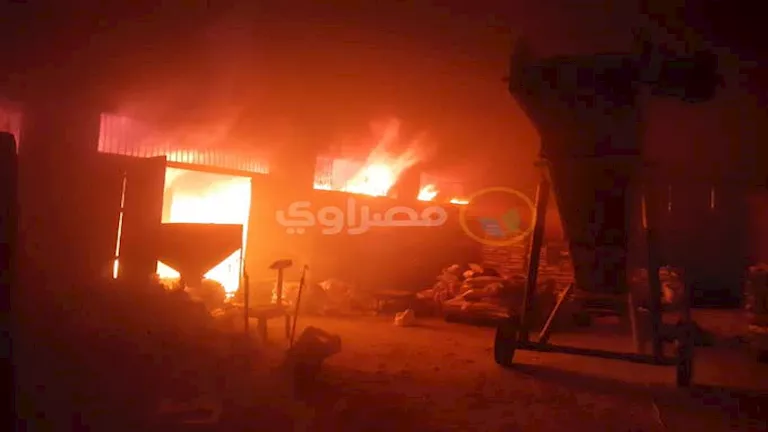 11 سيارة إطفاء للسيطرة على حريق مصنع مكرونة بأوسيم