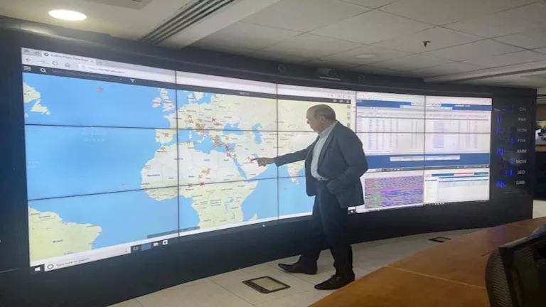 الهجوم على إيران.. وزير الطيران يتابع الحركة بمطار القاهرة