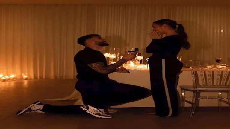 نجم أرسنال يرتدي زي مضيفة طيران ويخدم الركاب.. ما القصة؟