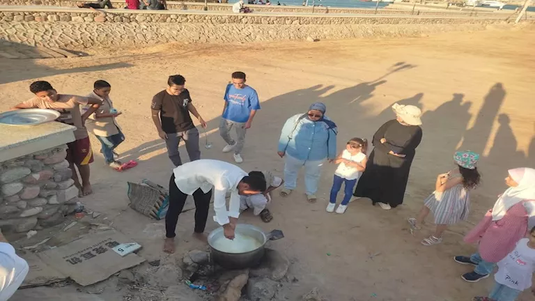 خيم وشواء.. يوم ترفيهي على البحر لذوي الهمم بجنوب سيناء