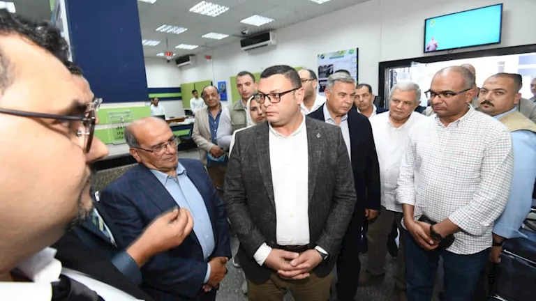 وزير الإسكان يتفقد مركز إدارة الأزمات بمياه شرب الإسكندرية – صور