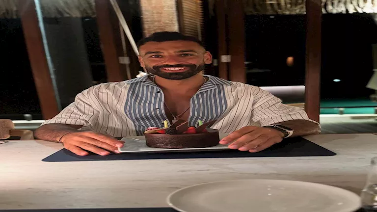 محمد صلاح يحتفل بعيد ميلاده الـ33 بـ “تورتة صغيرة”