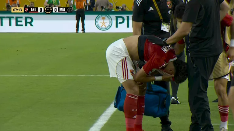 انهيار إمام عاشور من البكاء بعد إصابته في مباراة الأهلي وإنتر ميامي