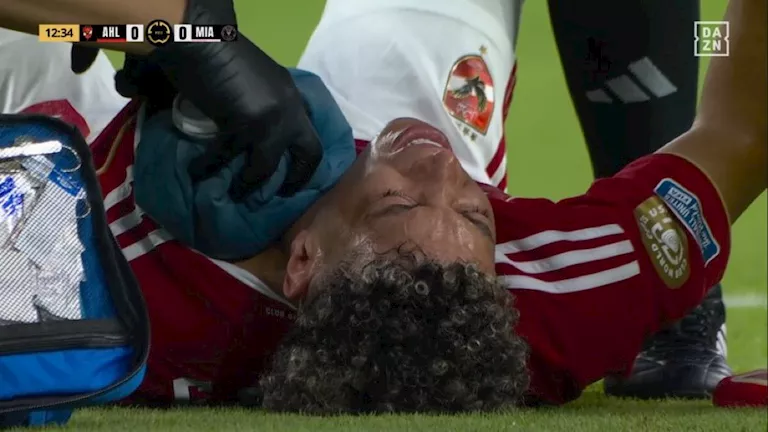 نقل لاعب الأهلي إلى المستشفى بعد إصابته أمام إنتر ميامي