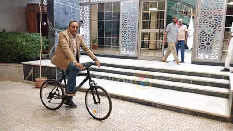 محافظ قنا يقود دراجة عائدًا من مقر عمله (صور)