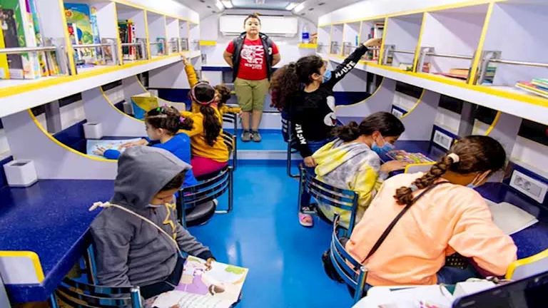 تزويد مكتبة مصر ببورسعيد بأحدث المكتبات المتنقلة -صور