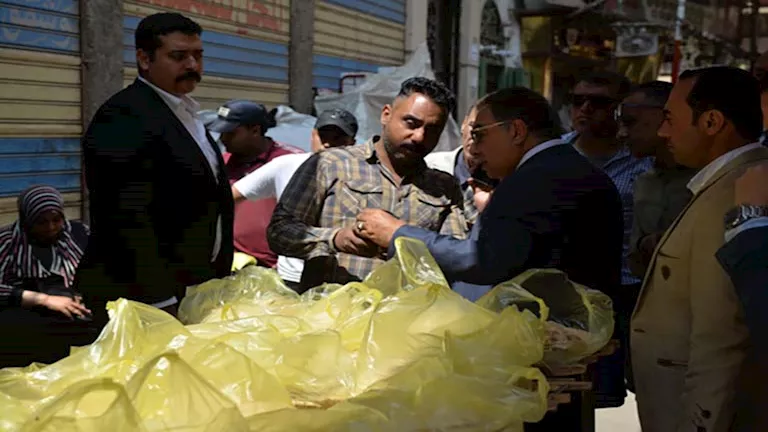 محافظ الدقهلية يضبط صاحب مخبز يبيع الخبز بالسوق السوداء