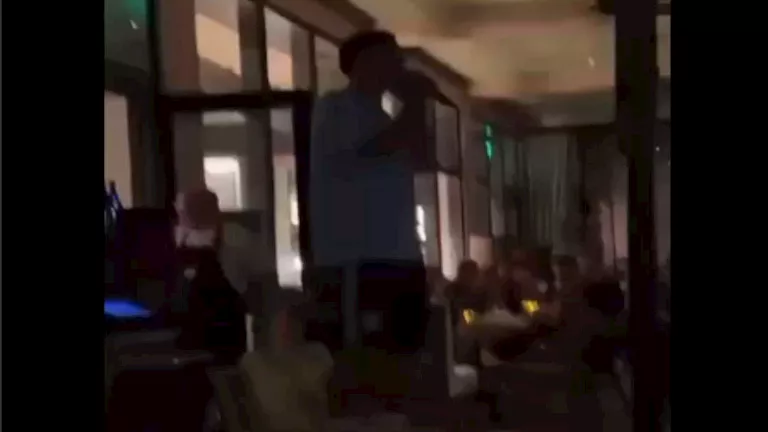 عمر مرموش يُغني لـ “بهاء سلطان” في معسكر مانشستر سيتي (فيديو)