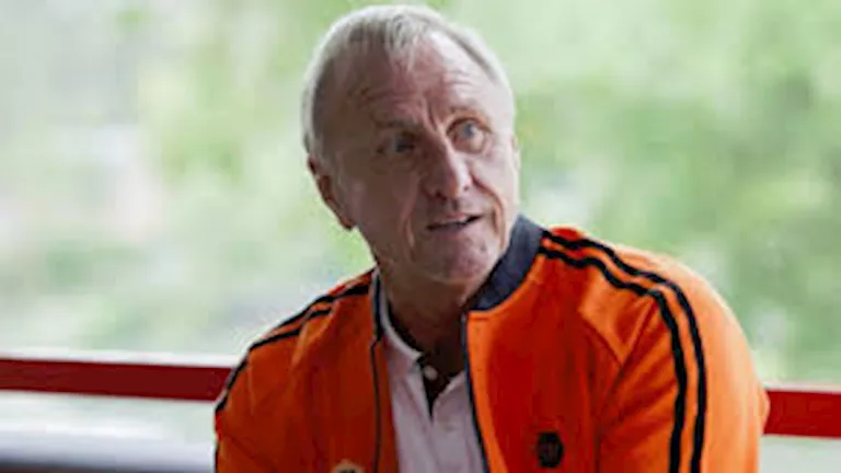 من سرقة بنك إلى المونديال الحكاية الكاملة لصن داونز وملهمه يوهان كرويف