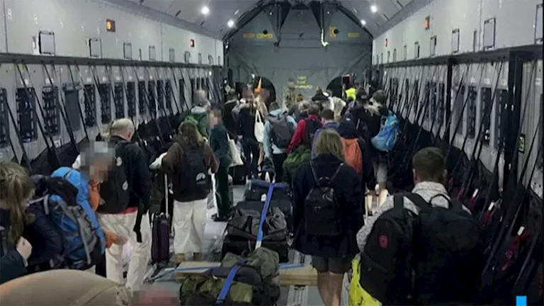 عمليات إجلاء جماعية من إسرائيل وإيران وسط تصاعد المواجهة العسكرية