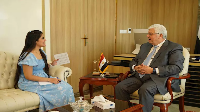 وزير التعليم العالي يجري حوارا مع طالبة بإعلام القاهرة.. ماذا قال؟