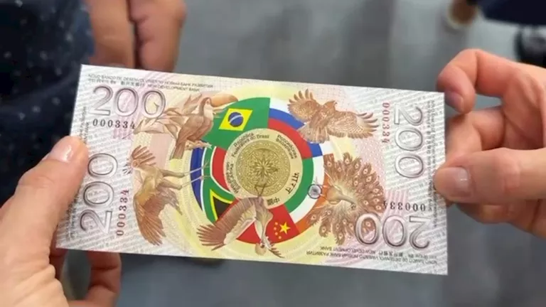 ورقة نقدية روسية عليها أعلام دول الـ”بريكس” في منتدى بطرسبرج