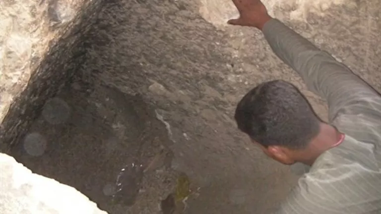 صداقة انتهت بزجاجة دم.. كيف قُتل “عبدالله” من أجل مقبرة أثرية؟