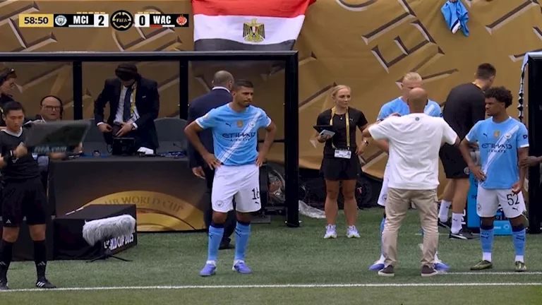 لقطة لافتة.. مشجع صغير يرفع علم مصر بمدرجات مانشستر سيتي (صور)