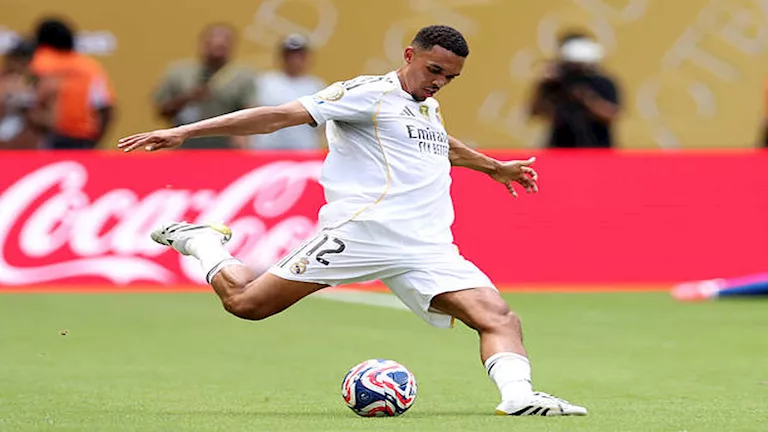 قضى مسيرته بأكملها في إنجلترا.. كيف تعلم أرنولد اللغة الإسبانية؟