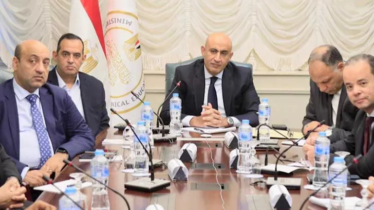 وزير التعليم يتابع سير امتحان اللغة العربية للثانوية من غرفة العمليات