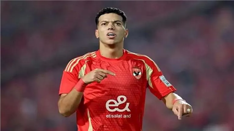 صورة رومانسية لإمام عاشور مع زوجته