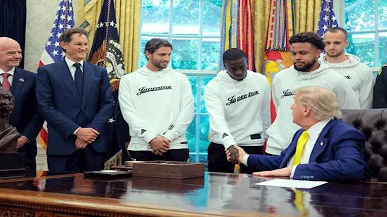 لقطة مثيرة للجدل بين ترامب ولاعبي يوفنتوس داخل البيت الأبيض