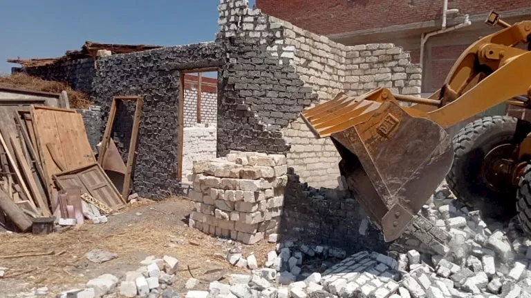 محافظ الإسماعيلية يحذر المتعدين على الأراضي بالبناء