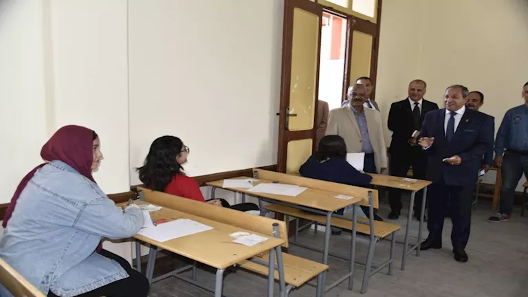 محافظ بورسعيد يتفقد لجان امتحانات الشهادة الاعدادية -صور