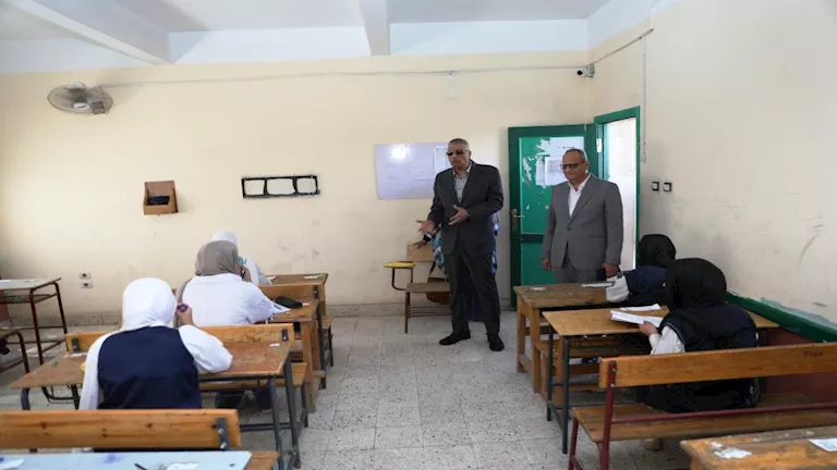 محافظ أسوان يتفقد لجان امتحانات الشهادة الإعدادية -صور