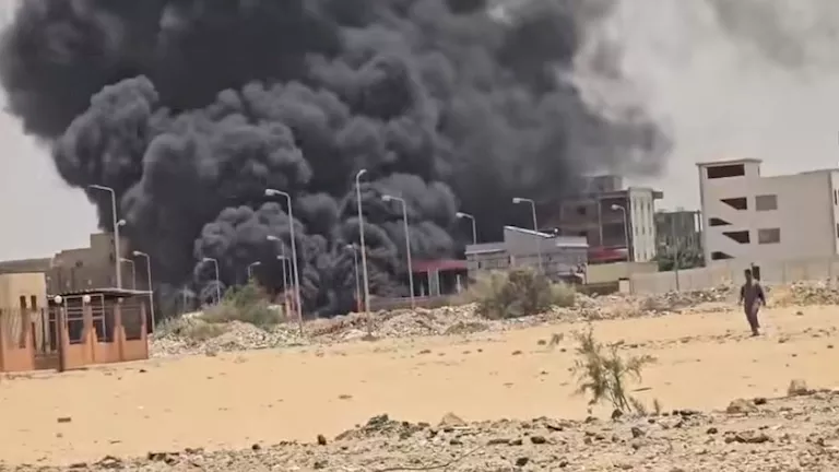 انفجار يهز العاشر من رمضان.. احتراق سيارة وقود أمام محطة بنزين -فيديو