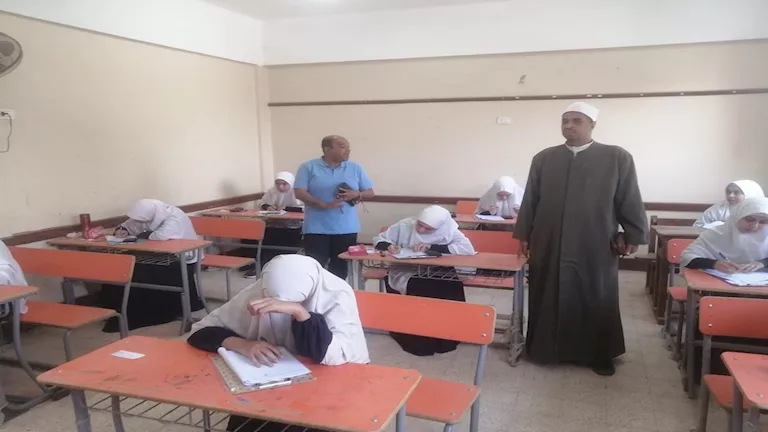طلاب علمي الثانوية الأزهرية في أسيوط يشكون من صعوبة امتحان الرياضيات