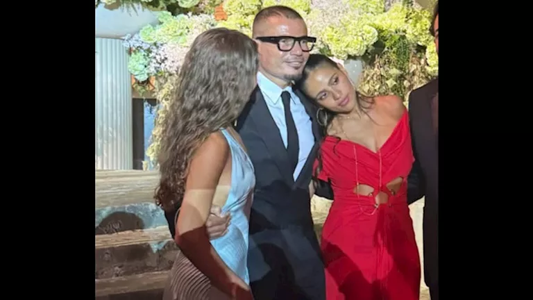 إيه البنطلون والشوز دا؟”.. عمرو دياب يثير الجدل على “السوشيال ميديا