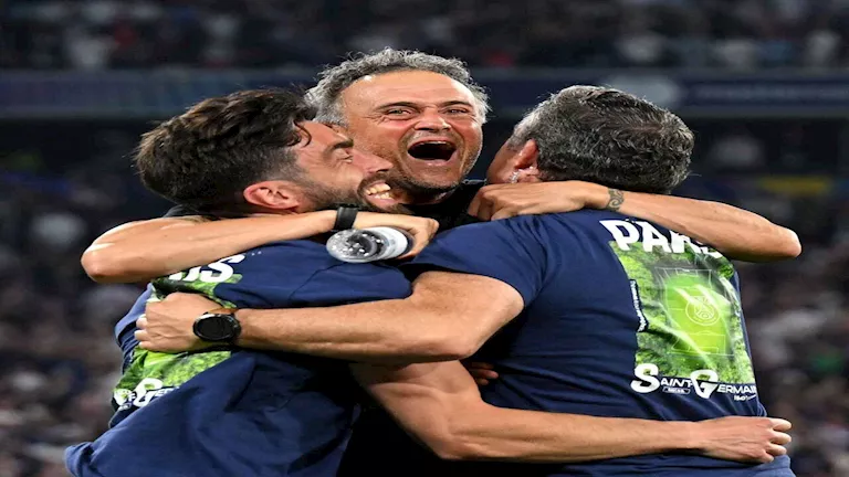 لماذا بكي مساعد إنريكي في احتفالات باريس بدوري أبطال أوروبا؟