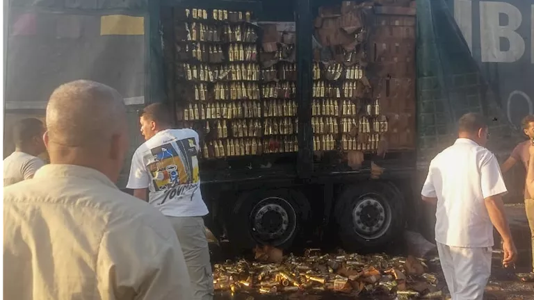 حريق في سيارة نقل محملة بمواد كحولية بالشرقية