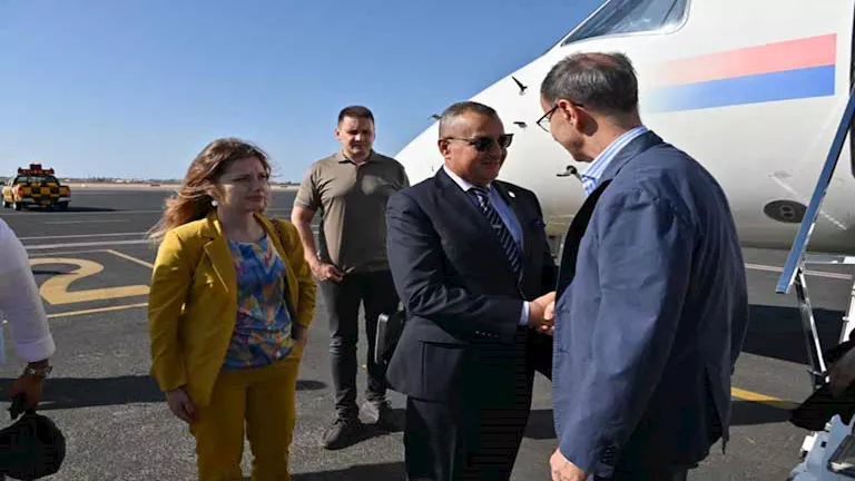 لزيارة دير سانت كاترين.. رئيس وزراء صربيا يصل مطار شرم الشيخ