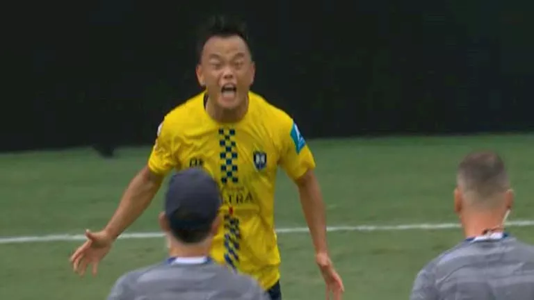 “بعد إصابته”.. تصرف غريب من لاعب أوكلاند سيتي في مباراة بنفيكا بكأس ال