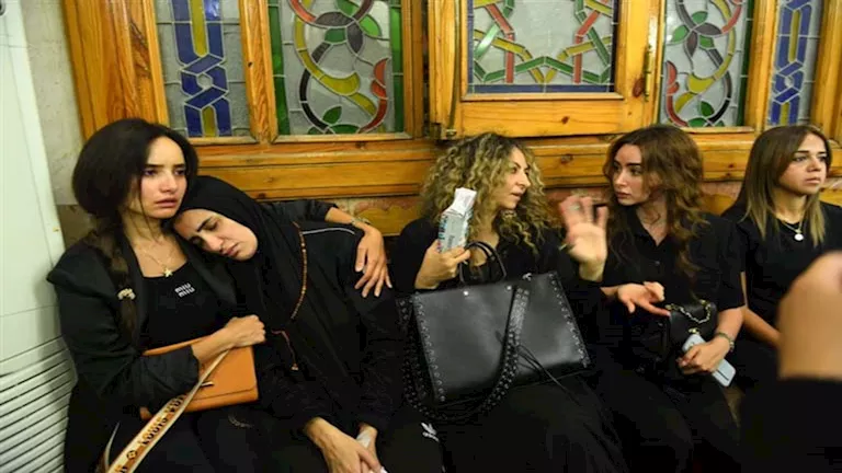 هنا الزاهد وزينة وتامر حسني ..النجوم في عزاء والدة سارة وفيق