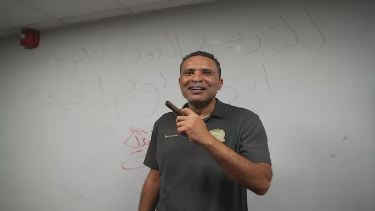 بـ “السيجار”.. مؤمن سليمان يحتفل بإنجازه مع الشرطة العراقي (صور)