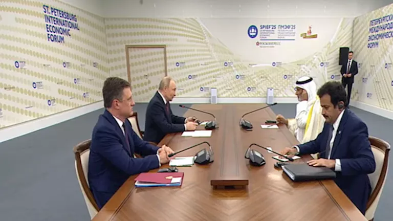 على هامش منتدى بطرسبورج.. الرئيس الروسي يلتقي أمين عام منظمة “أوبك”
