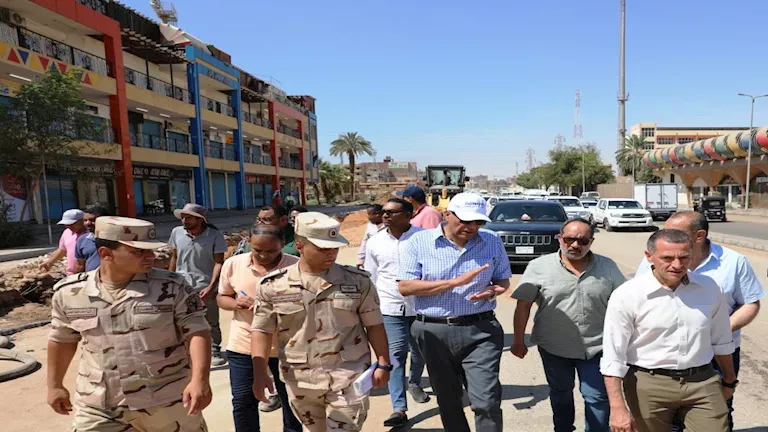 بالصور.. محافظ أسوان يتفقد مشروع تطوير وتجميل طريق السادات